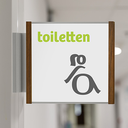 Fahnenschild (Nasenschild) aus Holz als Toiletten Schild