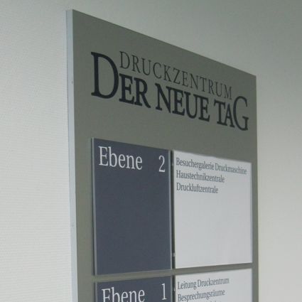 Wandschild (Wegweiser) aus Edelstahl über Briefkasten