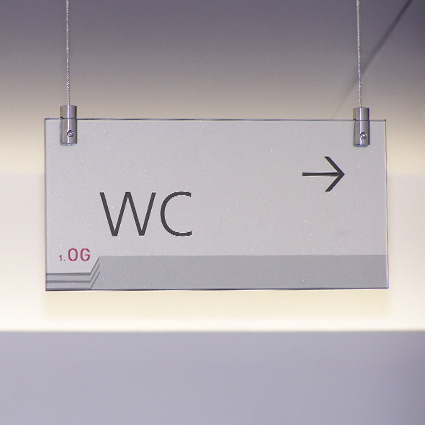 Deckenhänger Hängeschilder Galerie als WC Schild