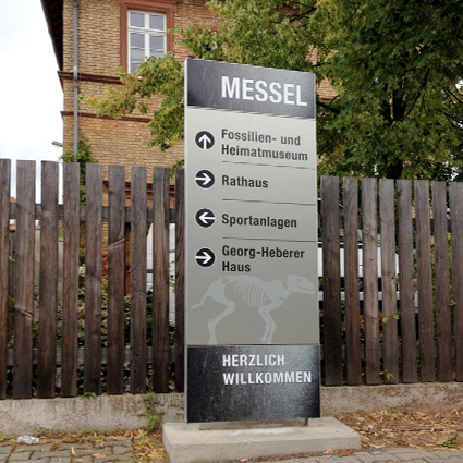 Außenaufsteller Outdoor-Stele Moedel Rio auf Fußweg