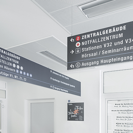 Deckenhänger (Hängeschild) aus Aluminium im Krankenhaus