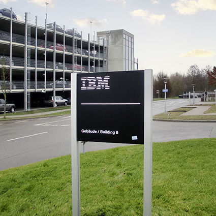 Leitsystem vor einem Parkhaus