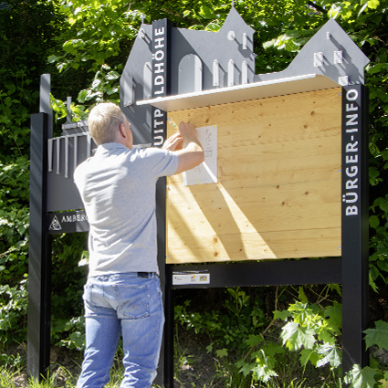 Außenaufsteller Outdoor-Stele aus Holz inkl. Schaukasten