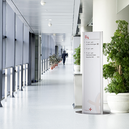 Innenaufsteller (Infostele) aus Aluminium im Krankenhaus