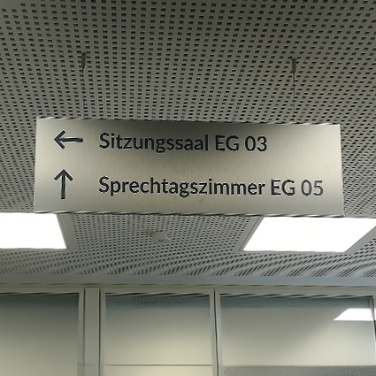 Deckenhänger Hängeschilder Edelstahl als Wegweiser