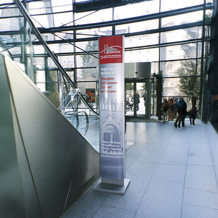 Innenaufsteller Infostele Orlando im Kaufhaus